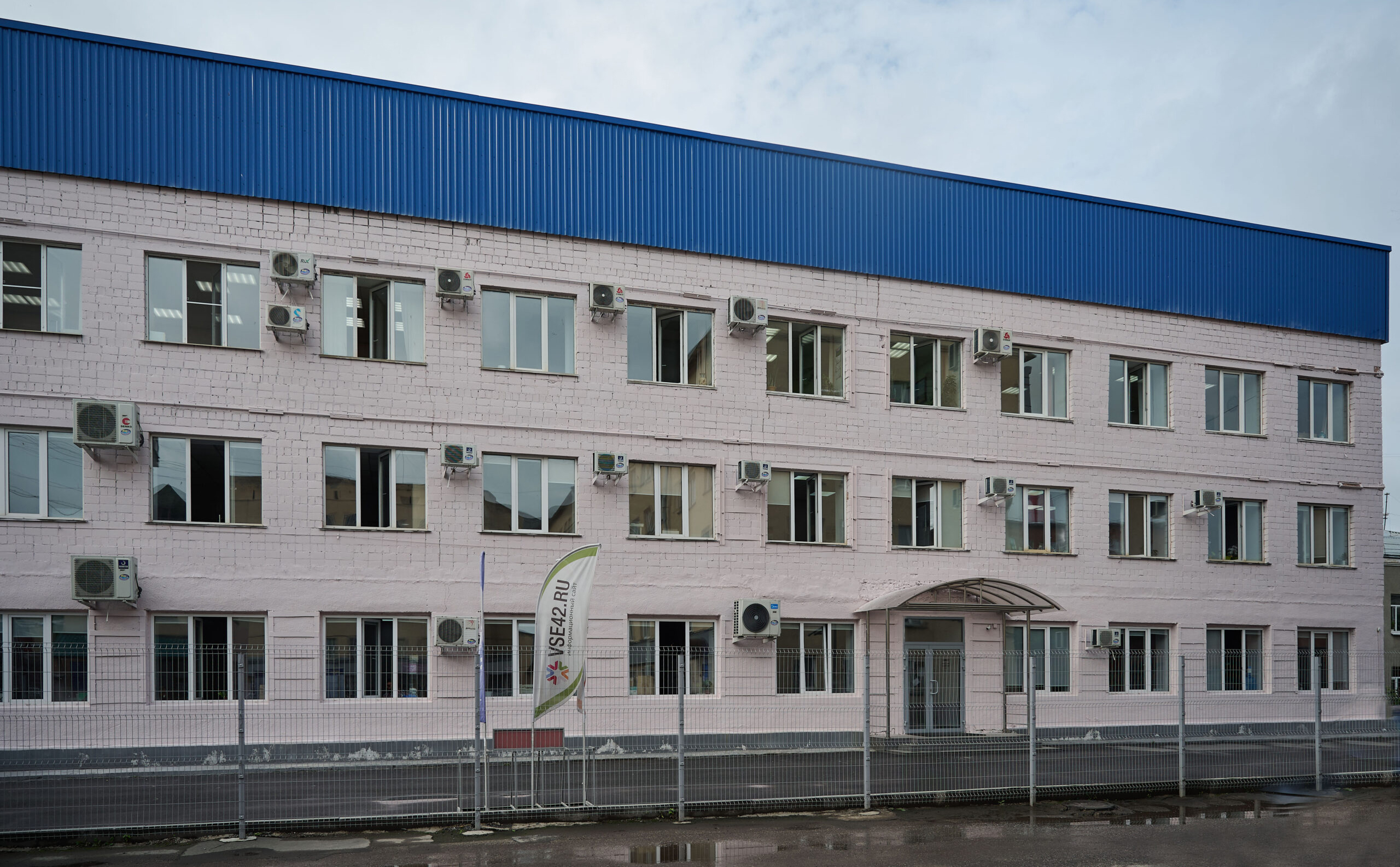 Трехэтажное офисное здание